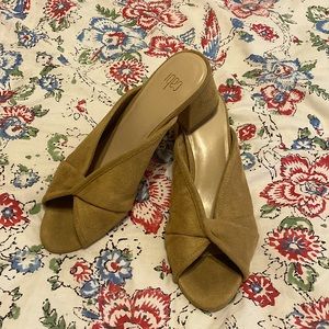 Cabi goldenrod suede open toe front twist mules size 7.5